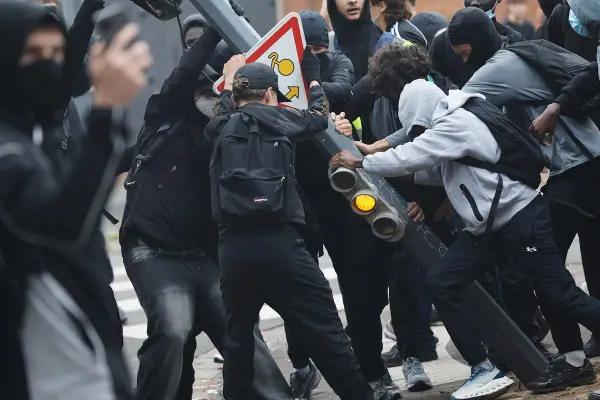 Francia, i liceali bloccano le scuole per avere professori. E l'Italia guarda altrove