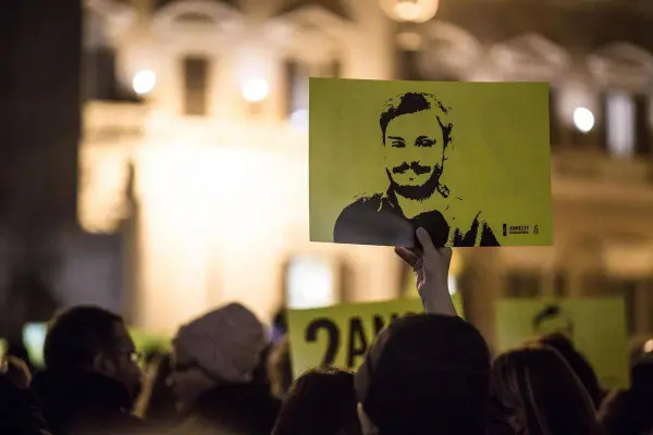 Regeni, tre condanne che nessuno sconterà. E lo Stato italiano che in aula è vittima e fuori è partner